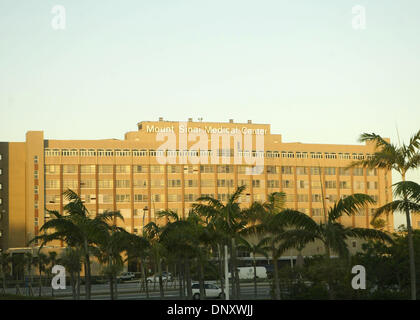 Jan 04, 2006 ; Miami Beach, Floride, USA ; l'actrice Lindsay Lohan a été emmené à l'Hôpital Mount Sinai, à Miami Beach, Floride, après avoir été victime d'une grave crise d'asthme le lundi. Crédit obligatoire : Photo de Mike Fuentes/ZUMA Press. (©) Copyright 2006 par Mike Fuentes Banque D'Images