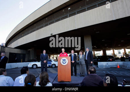 Jan 05, 2006 ; San Diego, CA, USA ; US le secrétaire à la sécurité intérieure Michael Chertoff parle de son travail de l'agence visant à arrêter l'immigration illégale au cours d'une conférence de presse à l'entrée du Port de San Ysidro à San Diego. À la recherche sur sont California Office of Homeland Security directeur MATT BETTEN HAUSEN, centre, Mme Susan Davis, membre du congrès et Duncan Hunter, droite, et de l'Office Banque D'Images