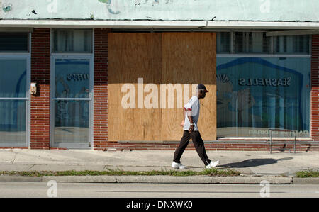 Jan 05, 2006 ; Riviera Beach, FL, USA ; une entreprise barricadèrent à Riviera Beach, Floride, où le maire de la ville veut utiliser le droit éminent de l'état pour le réaménagement de l'ensemble de quartier à faible revenu à des maisons de luxe. Crédit obligatoire : Photo de Robin Nelson/ZUMA Press. (©) Copyright 2006 by Robin Nelson Banque D'Images