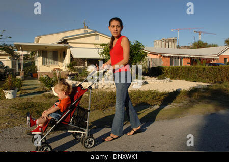 Jan 05, 2006 ; Riviera Beach, FL, USA ; Alex2992 SMITH, 20 ans, son petit garçon pousse Dylan à travers une Riviera Beach, FL, quartier qui sera transformé en un club de yacht de luxe et de maisons en bord de mer, en vertu d'un droit éminent de l'état de controverse. Crédit obligatoire : Photo de Robin Nelson/ZUMA Press. (©) Copyright 2006 by Robin Nelson Banque D'Images