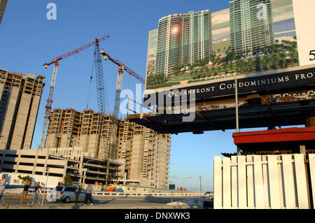 Jan 05, 2006 ; Riviera Beach, FL, USA ; un projet de condominium oceanfront en construction à Riviera Beach, FL, où le maire veut utiliser le droit éminent de l'état d'obliger les résidents à déménager de réaménagement du secteur de maisons de luxe y compris un club de yacht. Crédit obligatoire : Photo de Robin Nelson/ZUMA Press. (©) Copyright 2006 by Robin Nelson Banque D'Images