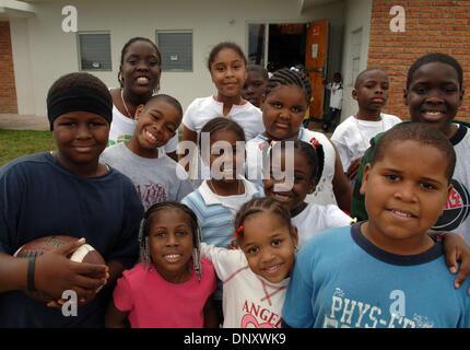 Jan 05, 2006 ; Riviera Beach, FL, USA ; les étudiants d'une Riviera Beach, FL, école de l'église sont parmi des centaines qui seront déplacées si un éminent de l'état de droit est utilisé pour le réaménagement de leur région. Crédit obligatoire : Photo de Robin Nelson/ZUMA Press. (©) Copyright 2006 by Robin Nelson Banque D'Images