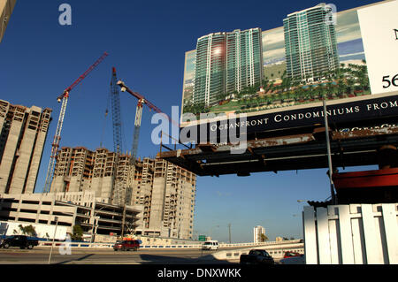 Jan 05, 2006 ; Riviera Beach, FL, USA ; un projet de condominium oceanfront en construction à Riviera Beach, FL. Le maire de la ville veut éliminer le chômage élevé et la zone d'apparence minable en redéveloppant waterfront sous de nombreux débats éminent de l'état de droit. Crédit obligatoire : Photo de Robin Nelson/ZUMA Press. (©) Copyright 2006 by Robin Nelson Banque D'Images