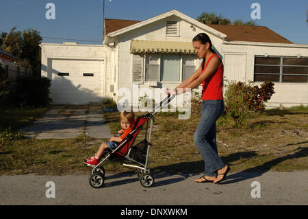 Jan 05, 2006 ; Riviera Beach, FL, USA ; Alex2992 SMITH, 20 ans, son petit garçon pousse Dylan à travers une Riviera Beach, FL, quartier qui sera transformé en un club de yacht de luxe et de maisons en bord de mer, en vertu d'un droit éminent de l'état de controverse. Crédit obligatoire : Photo de Robin Nelson/ZUMA Press. (©) Copyright 2006 by Robin Nelson Banque D'Images