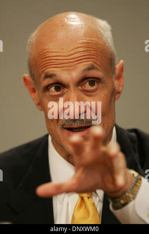 Jan 05, 2006 ; San Diego, CA, USA ; ! 'Mags et appel de prix' ! ; le secrétaire à la sécurité intérieure Michael Chertoff au cours d'une séance de questions-réponses avec la presse le 5 janvier 2006. Chertoff a annoncé que l'agence devront accroître leurs efforts pour démanteler les opérations de contrebande, par une collaboration avec les services de police locaux, un espace supplémentaire pour garder les détenus et plus prosecut Banque D'Images