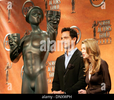 Jan 05, 2006 ; Los Angeles, CA, USA ; actrice Ellen Pompeo et l'acteur BENJAMIN BRATT annoncer les nominés pour la 12e édition annuelle des Screen Actors Guild Awards. La SAG Awards aura lieu le 29 janvier 2006. Crédit obligatoire : Photo par Armando Arorizo/ZUMA Press. (©) Copyright 2006 by Arorizo Banque D'Images