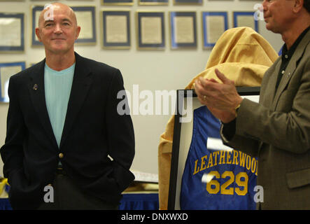 Jan 06, 2006 ; Ft. Pierce, FL, USA ; Le 30 décembre de l'année dernière, Indian River Community College men's basketball coach Mike Leatherwood devint le winningnest en Floride entraîneur Junior College histoire avec sa 629e victoire. (Depuis, il a remporté deux autres jeux) La victoire fut contre St. John's River Community College pendant le Broward Community College Maison de basket-ball Shootout tenue à Banque D'Images