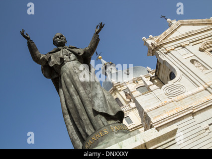 Statue du Pape Jean Paul 11 extérieur Santa María la Real de la Almudena, la cathédrale de Madrid, Espagne Banque D'Images