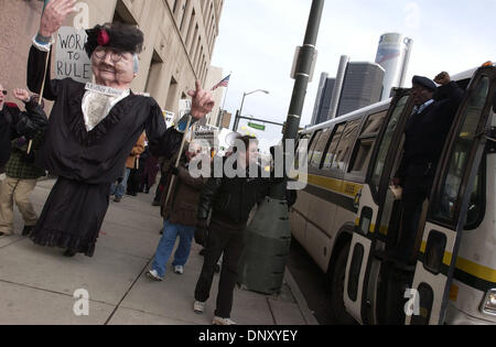 Jan 08, 2006 ; Detroit, Michigan, USA ; Un chauffeur de bus de Detroit exprime son appui à l'adoption de l'automobile au centre-ville de Detroit pour protester lorsque le North American International Auto Show, est tenu. L'automobile, conduit par des soldats de la solidarité, de l'emploi et des pensions qui ont protesté contre les coupures. Crédit obligatoire : Photo par Mark Murrmann/ZUMA Press. (©) Copyright 2006 par Mark Murrmann Banque D'Images