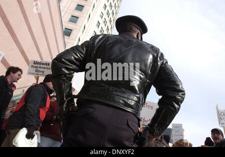 Jan 08, 2006 ; Detroit, Michigan, USA ; Protestant Union européenne de l'automobile sont coupées par la police d'obtenir près de la Cobo Center dans le centre-ville de Détroit où la North American International Auto Show, est tenu. Crédit obligatoire : Photo par Mark Murrmann/ZUMA Press. (©) Copyright 2006 par Mark Murrmann Banque D'Images