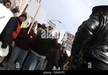 Jan 08, 2006 ; Detroit, Michigan, USA ; Protestant Union européenne de l'automobile sont coupées par la police d'obtenir près de la Cobo Center dans le centre-ville de Détroit où la North American International Auto Show, est tenu. Crédit obligatoire : Photo par Mark Murrmann/ZUMA Press. (©) Copyright 2006 par Mark Murrmann Banque D'Images