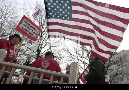 Jan 08, 2006 ; Detroit, Michigan, USA ; les manifestants à l'extérieur de la mars Cobo Center dans le centre-ville de Detroit où le North American International Auto Show, est tenu. L'automobile, conduit par des soldats de la solidarité, de l'emploi et des pensions qui ont protesté contre les coupures. Crédit obligatoire : Photo par Mark Murrmann/ZUMA Press. (©) Copyright 2006 par Mark Murrmann Banque D'Images