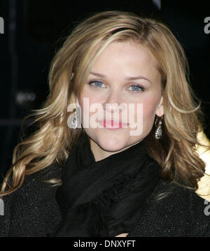 Jan 08, 2006 ; New York, NY, USA ; Meilleure actrice Reese Witherspoon a été nommé pour la meilleure actrice dans un film par l'Academy of Motion Pictures Arts and Sciences, pour son rôle de June Carter dans le film Walk the Line." (Photo : ici au 2005 New York Film Critics Circle 71e dîner annuel de remise des prix tenue à Cipriani's 42nd Street.) Crédit photo : obligatoire Banque D'Images