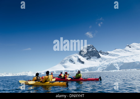 L'ANTARCTIQUE - les kayakistes admirer le paysage impressionnant sur une journée ensoleillée à Cuverville Island sur la péninsule antarctique. Banque D'Images