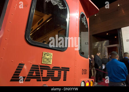 Jan 09, 2006 ; Los Angeles, CA, USA ; le nouveau chariot Holly LADOT (vu garé en face de la discothèque de l'humeur) commencera à transporter des clubgoers à partir de la ville de stationnement et deux stations de métro de nuit à Hollywood 12 janvier, j'espère que libération rue parking pour les résidents du quartier. Les jetons de chariot seront disponibles pour dans les restaurants et bars dans l'Hollywoo Banque D'Images