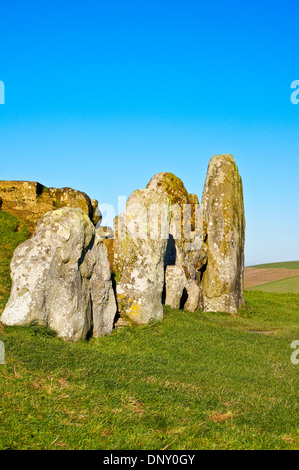 Sarsen des pierres sur l'entrée de West Kennet Long Barrow, Avebury, dans le Wiltshire, Angleterre Banque D'Images