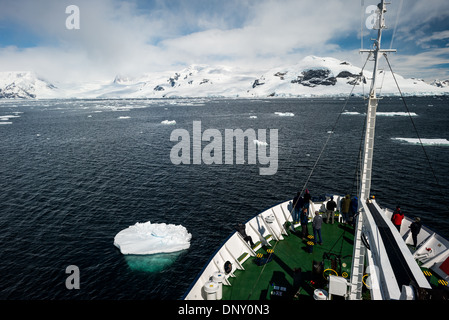 L'ANTARCTIQUE - un bateau de croisière pour naviguer dans un canal passé éparpillés de petits icebergs. Banque D'Images