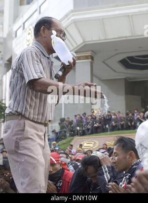 Jan 10, 2006 ; Chang Mai, Thaïlande ; un guérisseur traditionnel arrose de l'eau sur les manifestants le mercredi, Janvier 11, 2006. La sixième série de négociations de l'Accord de libre-échange entre la Thaïlande et les États-Unis ont eu lieu à Chiang Mai, Thaïlande, du lundi 9 janvier au vendredi 13 janvier, 2006. Des milliers de manifestants de toutes les régions de Thaïlande ont recueillie à Chiang Mai Banque D'Images