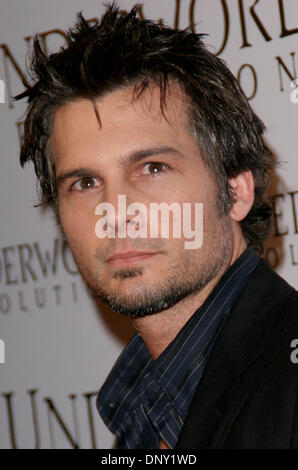 Jan 11, 2006 ; Los Angeles, CA, USA ; Directeur Len Wiseman à l'Underworld Evolution' première au Cinerama Dome d'Hollywood. Crédit obligatoire : Photo par Scott Weiner/ZUMA Press. (©) Copyright 2006 par Scott Weiner Banque D'Images