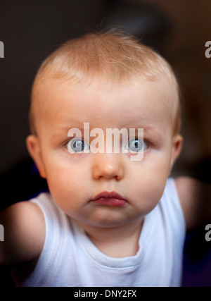 Bébé garçon aux grands yeux bleus Banque D'Images