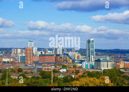 Leeds City skyline journée ensoleillée ciel nuage bleu pt Banque D'Images