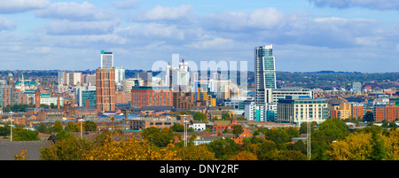 Leeds skyline journée ensoleillée, ciel bleu nuages Banque D'Images