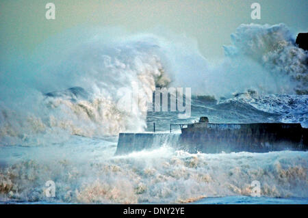 40ft les vagues déferlent dans le 18e siècle en pierre jetée à Portreath à Cornwall Banque D'Images