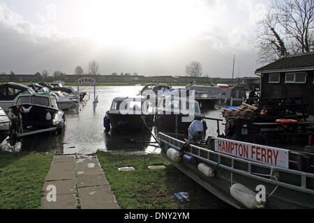 Hampton, Surrey, Angleterre, Royaume-Uni. 6 janvier 2014. Comme le mauvais temps continue d'apporter de fortes pluies dans l'ensemble de l'Angleterre la Tamise a éclaté à ses banques le traversier près de Hampton Club de voile sur la Thames Street. Credit : Julia Gavin/Alamy Live News Banque D'Images