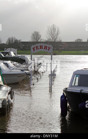 Hampton, Surrey, Angleterre, Royaume-Uni. 6 janvier 2014. Comme le mauvais temps continue d'apporter de fortes pluies dans l'ensemble de l'Angleterre la Tamise a éclaté à ses banques le traversier près de Hampton Club de voile sur la Thames Street. Credit : Julia Gavin/Alamy Live News Banque D'Images