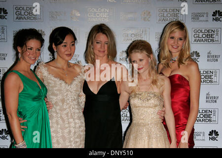 Jan 16, 2006 ; Los Angeles, CA, USA ; Golden Globe 2006 : actrices evangeline lilly, YUNJIM KIM, Cynthia Watros, Emilie de Ravin et Maggie Grace de 'Perdu' dans la salle de presse au 63e Congrès annuel de Golden Globe Awards qui a eu lieu au Beverly Hilton Hotel. Crédit obligatoire : Photo de Lisa O'Connor/ZUMA Press. (©) Copyright 2006 by Lisa O'Connor Banque D'Images