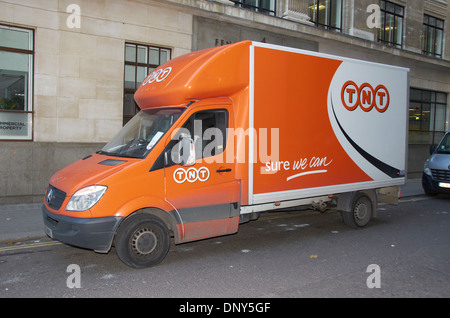 Livraison TNT van sur une rue de ville de Londres. Banque D'Images