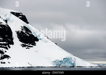 L'ANTARCTIQUE - Scenic montagnes couvertes de neige et de glace le long de la côté de la Canal Lemaire sur le côté ouest de la péninsule antarctique. Le Canal Lemaire est parfois appelée 'gap' Kodak dans un clin d'œil à son célèbre vue panoramique. Banque D'Images