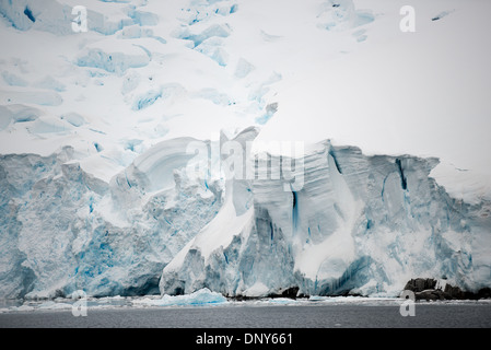 L'ANTARCTIQUE - falaises d'un glacier du côté de la ligne Canal Lemaire sur le côté ouest de la péninsule antarctique. Le Canal Lemaire est parfois appelée 'gap' Kodak dans un clin d'œil à son célèbre vue panoramique. Banque D'Images