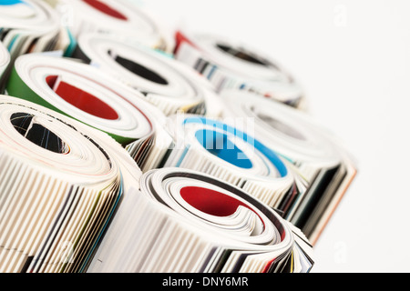 Pile de magazines couleur sur fond blanc Banque D'Images