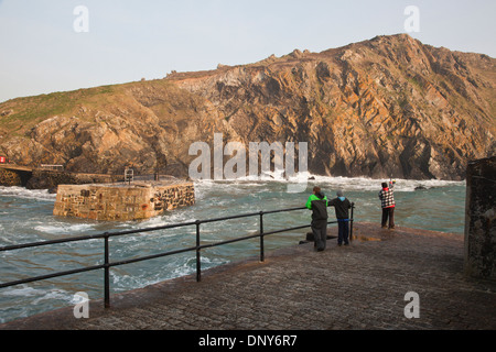 Mullion Cove Harbour, péninsule du Lézard, Cornwall. Les gens de la jetée de pêche Banque D'Images