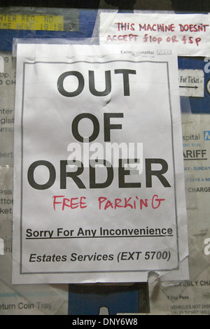 Parking voiture cassée la machine avec 'Hors service' poster avec 'Parking gratuit' ajouté sur un site de l'hôpital à Londres, au Royaume-Uni. Banque D'Images