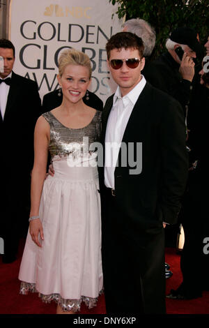 Jan 16, 2006 ; Los Angeles, CA, USA ; Golden Globe 2006 : Reese Witherspoon et RYAN PHILLIPPE arrivant à la 63e Golden Globe Awards qui a eu lieu au Beverly Hills Hilton. L'actrice oscarisée s'est officiellement séparé de Ryan Phillippe après sept ans de mariage, l'attaché de presse de Witherspoon, Nanci Ryder, a confirmé lundi 30 octobre prochain. Crédit obligatoire : Photo de Lisa O'Connor/ZUMA Press. Banque D'Images