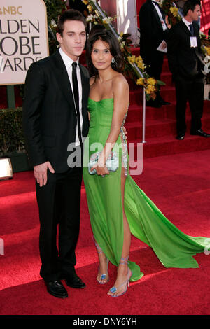 Jan 16, 2006 - Los Angeles, CA, USA - Golden Globes 2006 : l'acteur irlandais Jonathan Rhys-MEYERS avec sa petite amie REENA HAMMER au 63e Congrès annuel de Golden Globe Awards qui a eu lieu au Beverly Hilton Hotel. Crédit obligatoire : Photo de Lisa O'Connor/ZUMA Press. © Copyright 2006 by Lisa O'Connor Banque D'Images