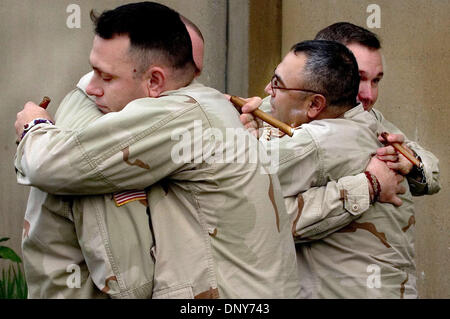 Jan 16, 2006 ; Los Angeles, CA, USA ; après l'éclairage des cigares pour célébrer leur retour à la maison en Californie La CPS. Eric McCann de Sacramento (premier plan) hugs Sgt. Brian Leiser de Valley Springs comme droit à la CPS. Luis Ruiz de Fresno hugs Sergent Ken Mattingliy de Santa Rosa. "Nous avons été risquer nos vies pour 17 mois, c'est correct d'offrez,' dit Leiser. Sol de la Garde nationale de Californie Banque D'Images