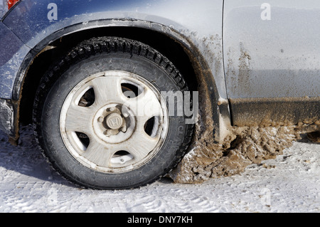 Un énorme bloc de glace gelée sous le volant d'une voiture dans l'hiver canadien Banque D'Images