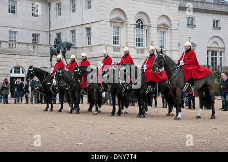 Les gardes à cheval de la garde de la vie à la relève de la garde sur Horse Guards Parade, Londres, Royaume-Uni. Banque D'Images