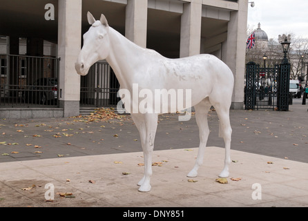 'Le Cheval Blanc' sculpture par Mark Wallinger, une sculpture en marbre et décoré de résine, le Mall, Londres, Royaume-Uni. Banque D'Images