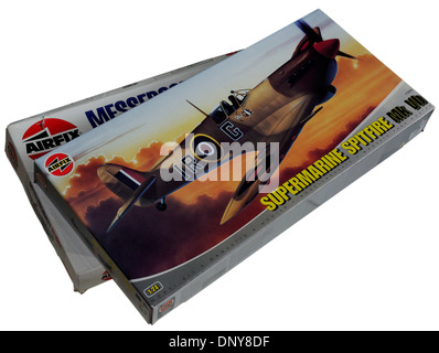 Le classique 1/24th scale airfix Spitfre et Messerschmitt Me-109 échelle en plastique model kits Banque D'Images