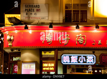 Chinatown restaurant Dim Sum et la signalisation de nuit Gerrard Place London W1 England UK Banque D'Images