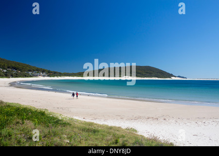 Plage de Fingal bay avec deux femmes qui marchent le long du littoral Port Stephens Nouvelle Galles du sud , Australie Banque D'Images