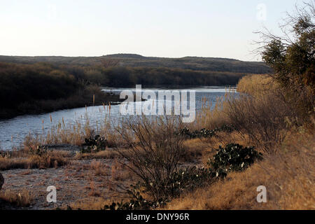 Jan 19, 2006 ; Del Rio, TX, USA ; Le Rio Grande est élevée entre les États-Unis et le Mexique Jeudi, 19 janvier 2006. Cette partie de Del Rio, Val Verde County est inquiétant pour le Val Vert Bureau du shérif en raison du nombre élevé de vols transfrontaliers. Les cambrioleurs mexicain de Acuna traverser à rob maisons dans le Comté de Val Verde, puis retourner au Mexique. Crédit obligatoire : Banque D'Images