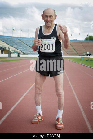 Jan 19, 2006 ; Christchurch, Nouvelle-Zélande ; quatre-vingt-dix ans runner SYD TAYLOR est prêt à prendre tous les arrivants dans le suivi des événements. Taylor, qui gère la voie et marathons - y compris un 21.1k demi-marathon l'an dernier -s'engage à exécuter un mile sur son 100e anniversaire. Crédit obligatoire : Photo par P.J. Heller/ZUMA Press. (©) Copyright 2006 par P.J. Heller Banque D'Images