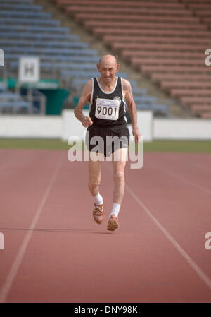 Jan 19, 2006 ; Christchurch, Nouvelle-Zélande ; quatre-vingt-dix ans, SYD TAYLOR se dirige vers la ligne d'arrivée dans une course de 200m. Taylor, qui gère la voie et marathons - y compris un 21.1k demi-marathon l'an dernier -s'engage à exécuter un mile sur son 100e anniversaire. Crédit obligatoire : Photo par P.J. Heller/ZUMA Press. (©) Copyright 2006 par P.J. Heller Banque D'Images