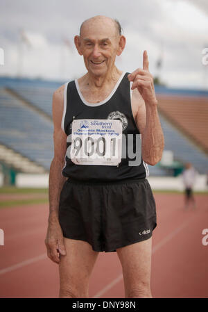 Jan 19, 2006 ; Christchurch, Nouvelle-Zélande ; quatre-vingt-dix ans, SYD TAYLOR 200m après l'exécution d'une course en temps record. Taylor, qui gère la voie et marathons - y compris un 21.1k demi-marathon l'an dernier -s'engage à exécuter un mile sur son 100e anniversaire. Crédit obligatoire : Photo par P.J. Heller/ZUMA Press. (©) Copyright 2006 par P.J. Heller Banque D'Images