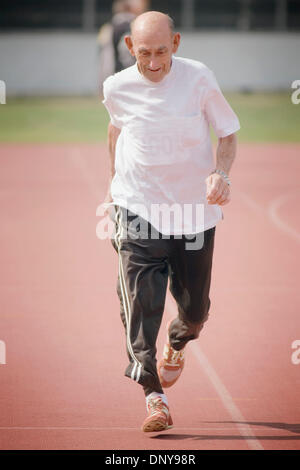 Jan 19, 2006 ; Christchurch, Nouvelle-Zélande ; quatre-vingt-dix ans, SYD TAYLOR se réchauffe avant d'affronter dans une course de 200m. Taylor, qui gère la voie et marathons - y compris un 21.1k demi-marathon l'an dernier -s'engage à exécuter un mile sur son 100e anniversaire. Crédit obligatoire : Photo par P.J. Heller/ZUMA Press. (©) Copyright 2006 par P.J. Heller Banque D'Images